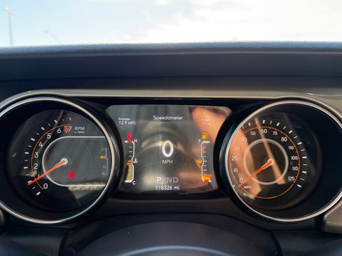 Used 2018 Jeep Wrangler Unlimited Sahara w/ Uconnect 4C Nav & Sound Group AWD/4WD image 10