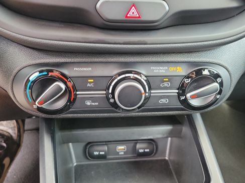 Used 2025 Kia Soul LX w/ LX Technology Package FWD image 17