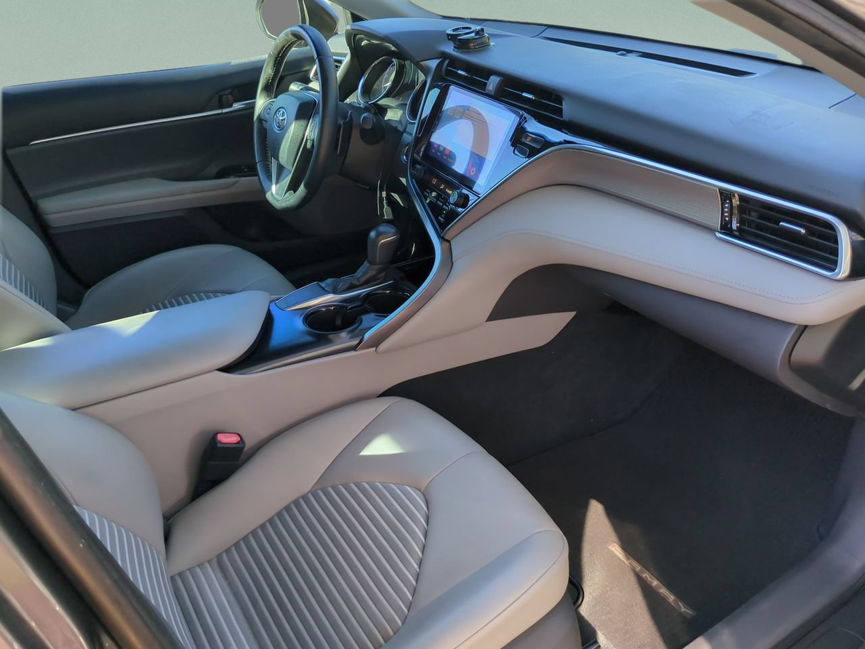 Used 2018 Toyota Camry SE w/ Convenience Package FWD image 19