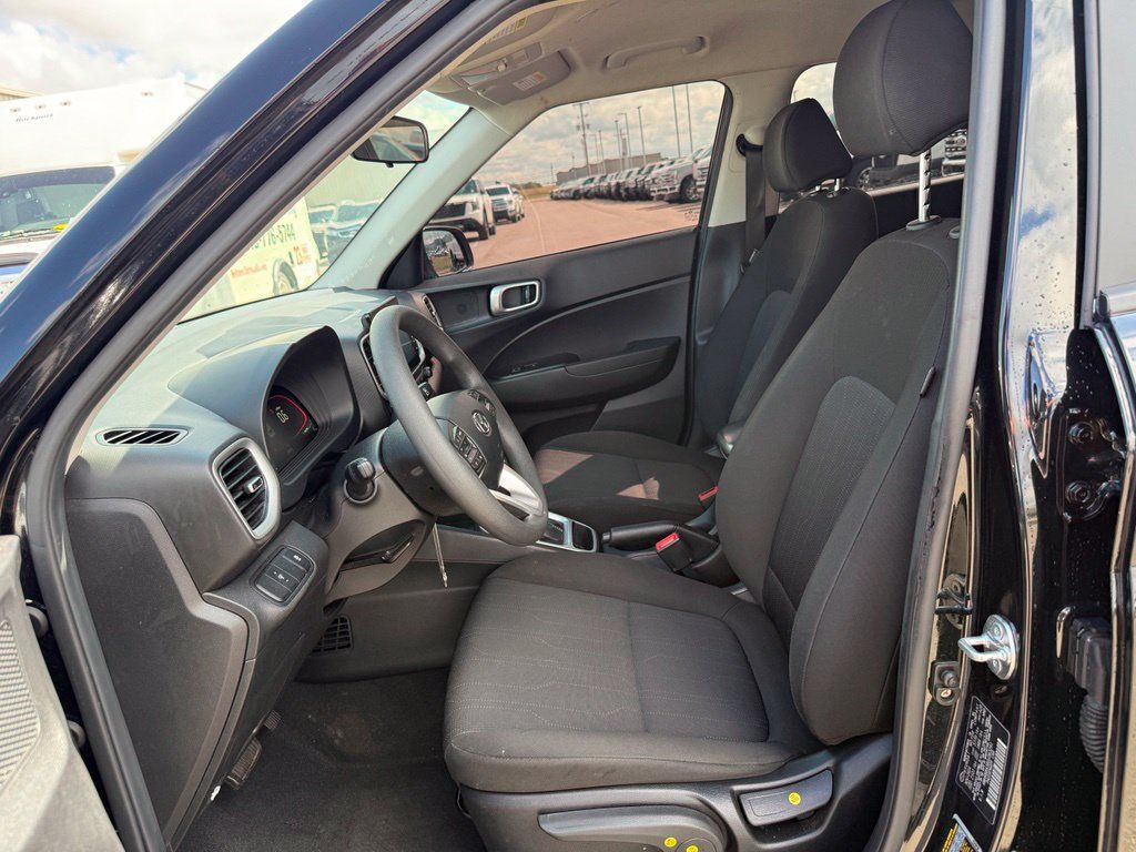 Used 2025 Hyundai Venue SE FWD image 5