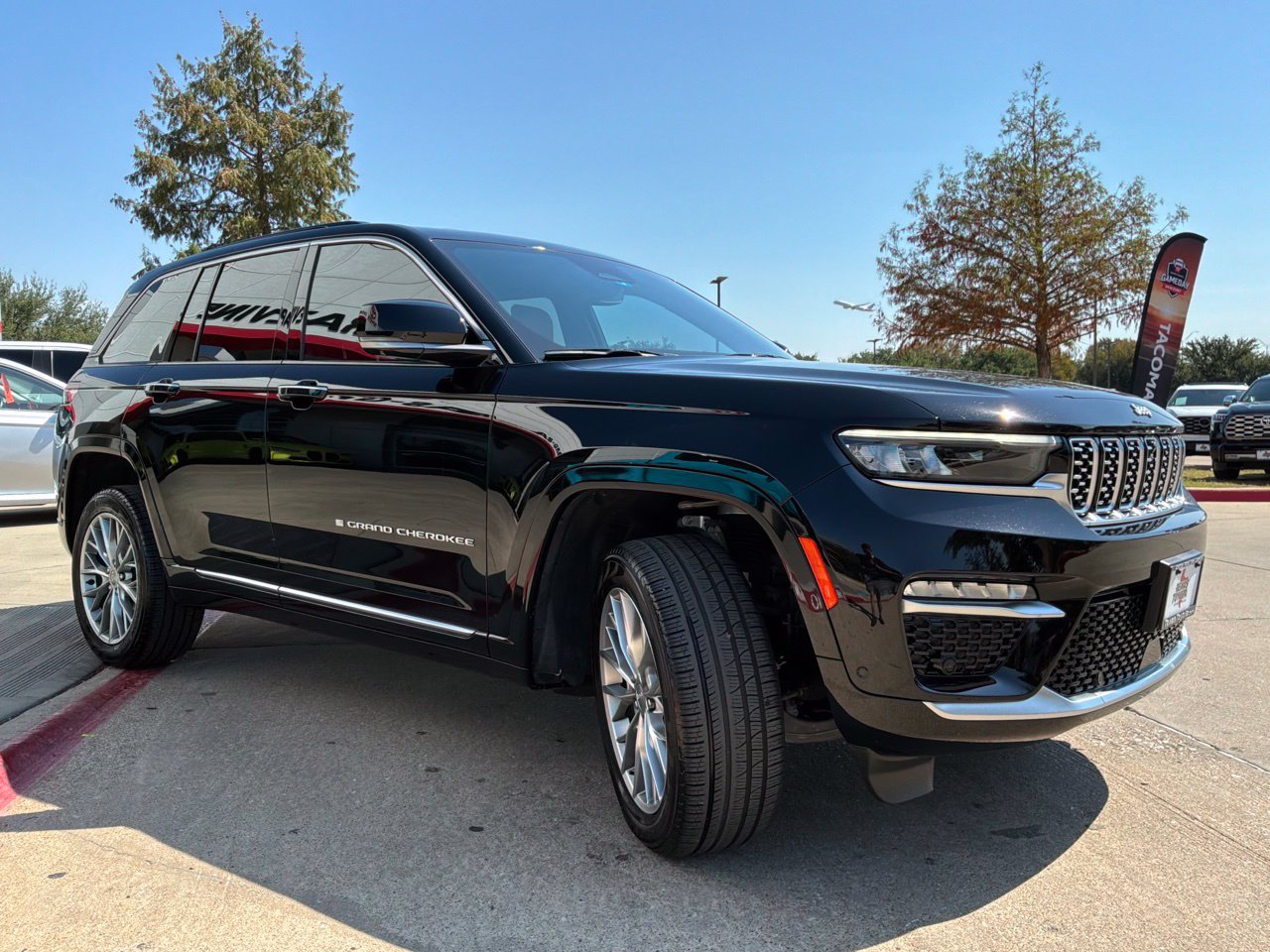 Used 2025 Jeep Grand Cherokee Summit AWD/4WD image 4