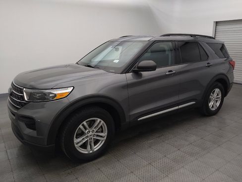 Used 2022 Ford Explorer XLT image 2