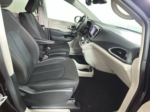 Used 2024 Chrysler Voyager LX FWD image 30