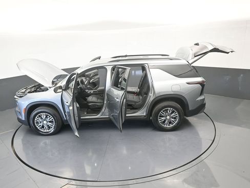 Used 2025 Chevrolet Traverse LT image 67