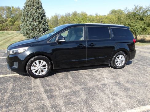 Used 2017 Kia Sedona LX w/ LX Essentials Premium Package image 9