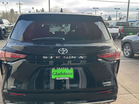 Used 2024 Toyota Sienna Limited AWD/4WD image 7