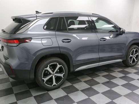 New 2025 Volkswagen Tiguan SE image 8