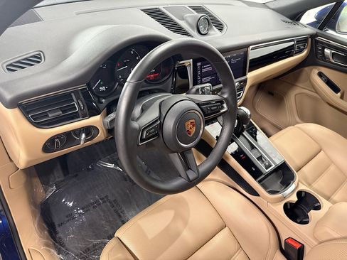 Certified 2026 Porsche Macan AWD/4WD image 4