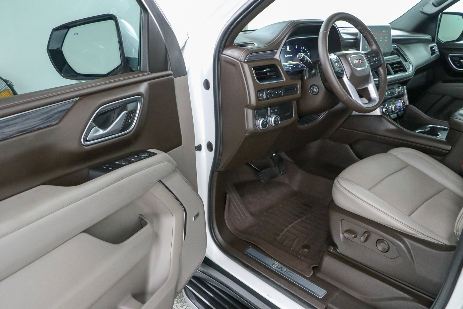 Used 2022 GMC Yukon XL SLT w/ SLT Premium Package RWD image 3