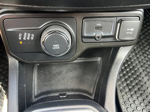 Used 2020 Jeep Renegade Latitude w/ Cold Weather Group AWD/4WD image 31