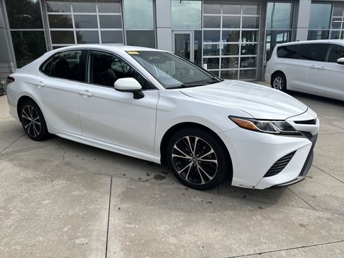 Used 2020 Toyota Camry SE FWD image 2