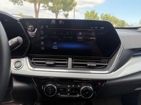 Used 2025 Chevrolet Trax LT w/ LT Convenience Package FWD image 14