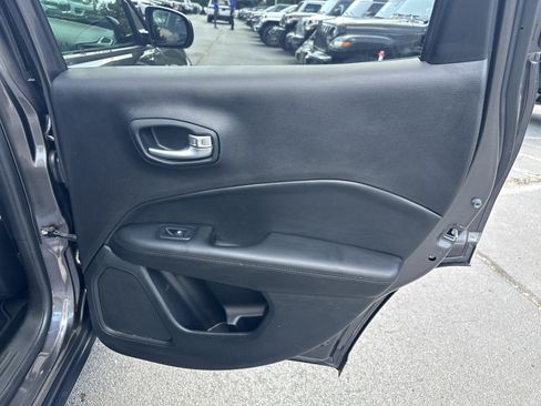 Used 2018 Jeep Compass Latitude w/ Popular Equipment Group FWD image 19