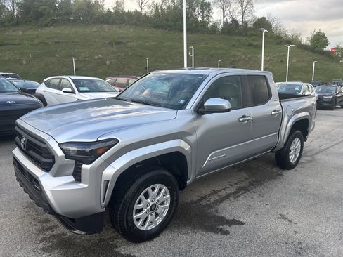 Used 2025 Toyota Tacoma SR5 AWD/4WD image 28