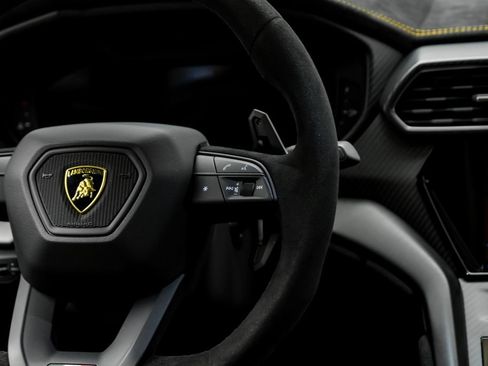 Used 2023 Lamborghini Urus Performante AWD/4WD image 18