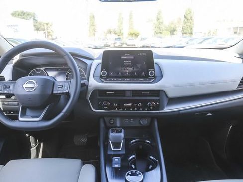 Used 2025 Nissan Rogue SV w/ SV Premium Package image 13
