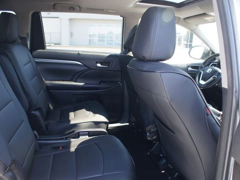 Used 2018 Toyota Highlander SE FWD image 24