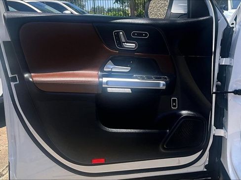 Used 2020 Mercedes-Benz GLB 250 image 24