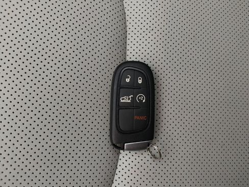 Used 2022 Jeep Cherokee Limited AWD/4WD image 32