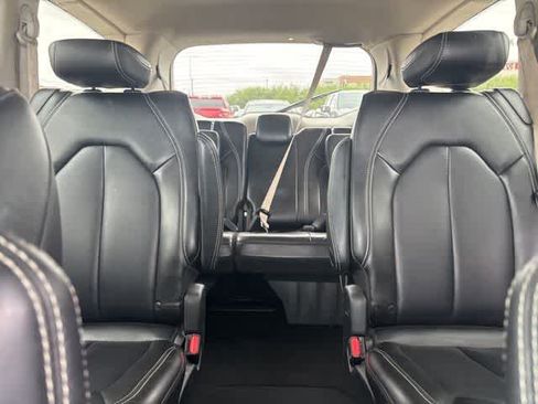 Used 2023 Chrysler Pacifica Touring-L FWD image 21