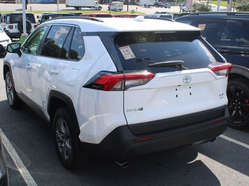 Used 2022 Toyota RAV4 XLE w/ Convenience Package AWD/4WD image 8