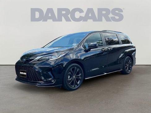Used 2022 Toyota Sienna XSE image 2