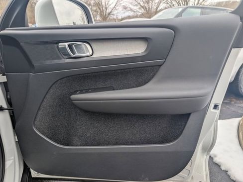 Used 2025 Volvo XC40 B5 Core image 31