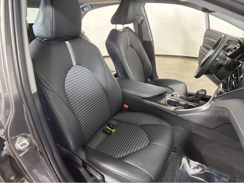 Used 2024 Toyota Camry SE image 6