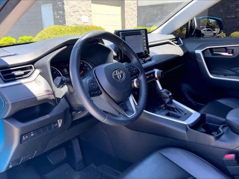 Used 2019 Toyota RAV4 XLE Premium FWD image 18
