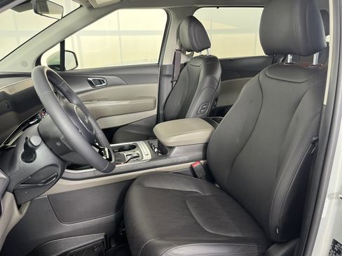 Used 2025 Kia Carnival EX image 11