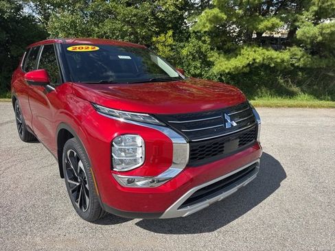 Used 2022 Mitsubishi Outlander SE image 3