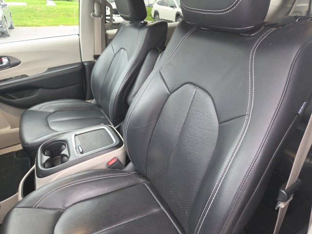 Used 2022 Chrysler Pacifica Touring-L w/ Uconnect Theater Family Group AWD/4WD image 2