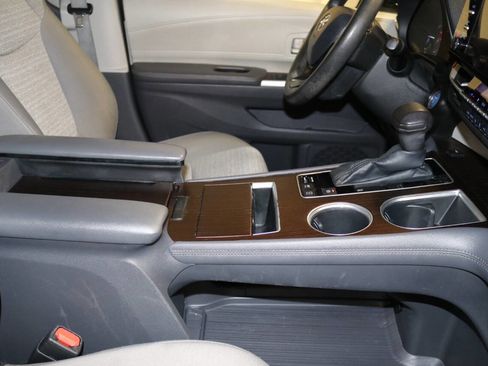 Used 2022 Toyota Sienna LE FWD image 56