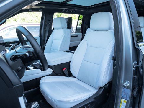 Used 2025 Chevrolet Suburban Premier AWD/4WD image 16