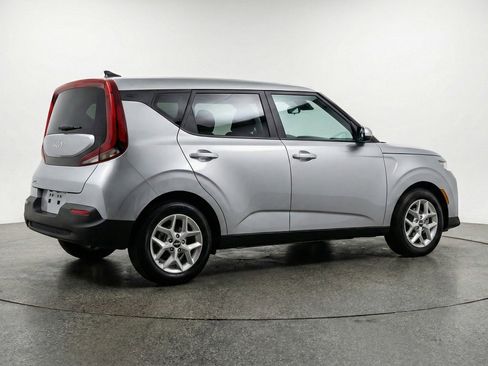 Used 2025 Kia Soul LX w/ LX Technology Package FWD image 9