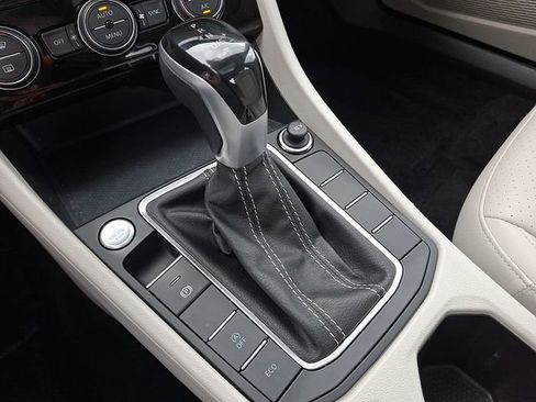 Used 2022 Volkswagen Jetta SE w/ Panoramic Sunroof Package FWD image 22