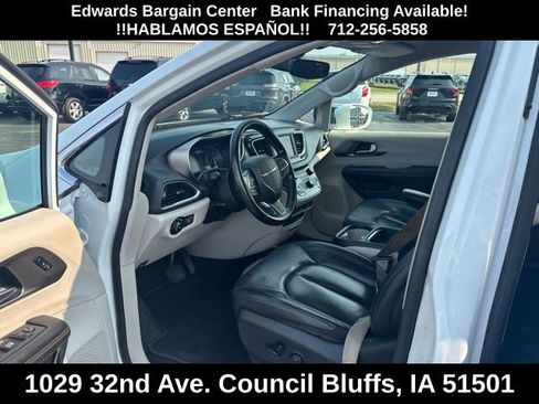 Used 2020 Chrysler Pacifica Touring-L FWD image 19