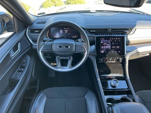 Used 2021 Jeep Grand Cherokee L Laredo image 2