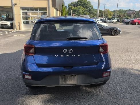 Used 2023 Hyundai Venue Limited w/ Cargo Package FWD image 6