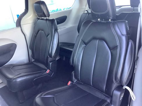 Used 2024 Chrysler Pacifica Touring-L FWD image 13