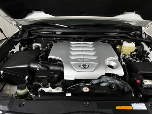 Used 2018 Toyota Land Cruiser w/ Four Season Floor Mat Package AWD/4WD image 9