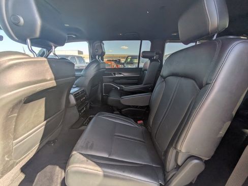 Used 2024 Jeep Wagoneer Series II image 12