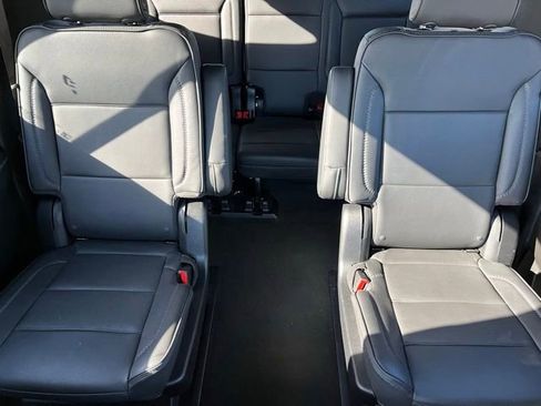 Used 2025 GMC Yukon XL Denali AWD/4WD image 18