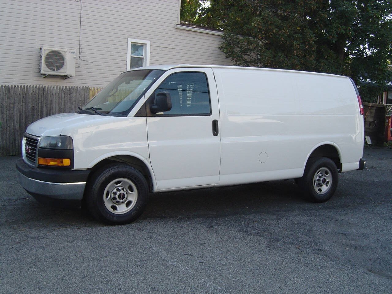 Used 2019 GMC Savana 2500 w/ Driver Convenience Package RWD image 2
