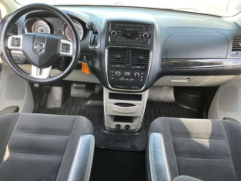 Used 2017 Dodge Grand Caravan SE w/ UConnect Hands-Free Group FWD image 16