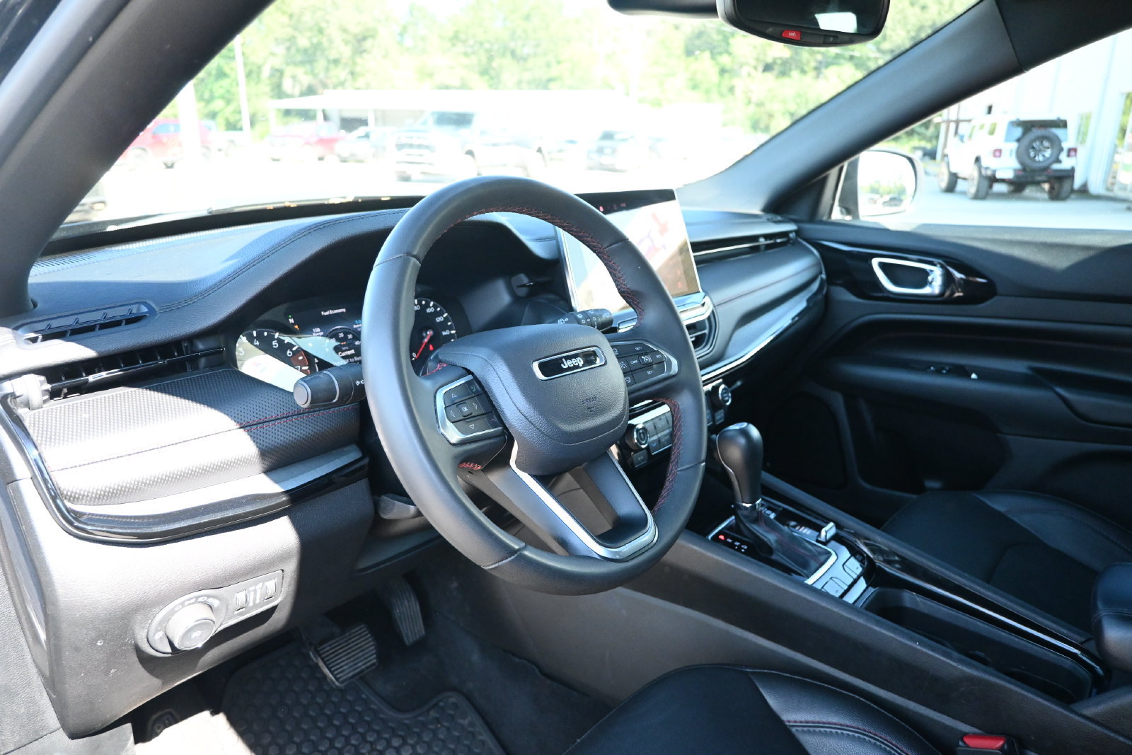 Used 2025 Jeep Compass Trailhawk AWD/4WD image 9