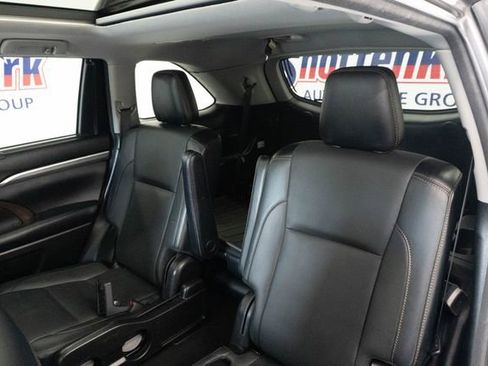 Used 2018 Toyota Highlander Limited Platinum AWD/4WD image 24