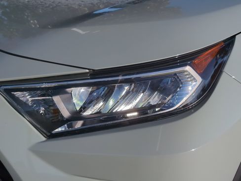 Used 2020 Toyota RAV4 XLE Premium image 6