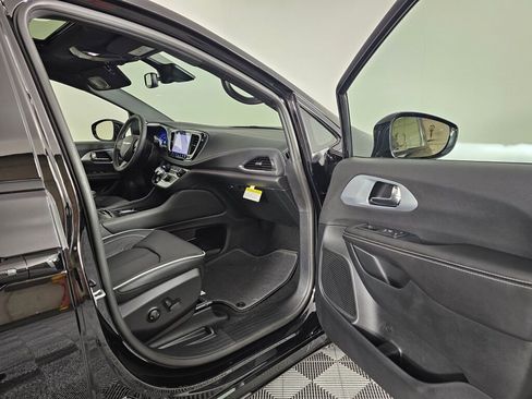 New 2026 Chrysler Pacifica Limited w/ S Appearance Package FWD image 40