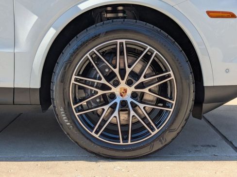 Certified 2025 Porsche Cayenne image 28